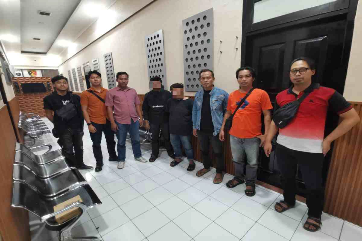 Tim Satreskrim Polres Blitar saat mengamankan dua terduga pelaku curanmor yang diduga beraksi di wilayah Malang Raya, Jumat (13/6/2025).