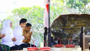 Bbk, wapres gibran nyekar makam bung karno di blitar 1 Wakil presiden republik indonesia, gibran rakabuming raka, didampingi gubernur jawa timur khofifah indar parawansa ziarah ke makam bung karno