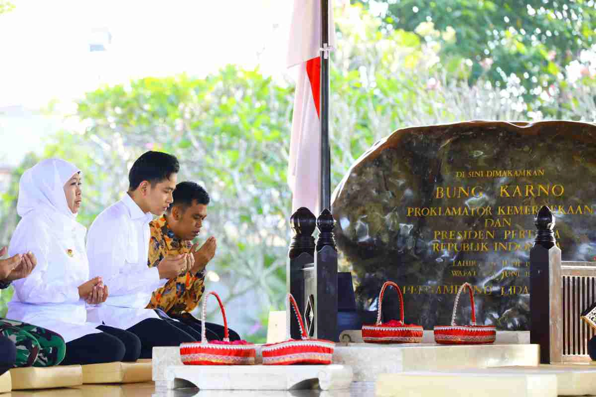 Wakil Presiden Republik Indonesia, Gibran Rakabuming Raka, didampingi Gubernur Jawa Timur Khofifah Indar Parawansa ziarah ke makam bung Karno