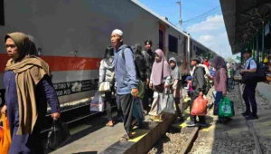 Kai tawarkan diskon 30 persen hingga 31 juli 2025, warga diimbau segera manfaatkan kesempatan terakhir 4 Antusiasme penumpang kereta api terlihat tinggi di stasiun madiun menjelang berakhirnya program potongan harga tiket 30% dari kai, selasa (29/7/2025).