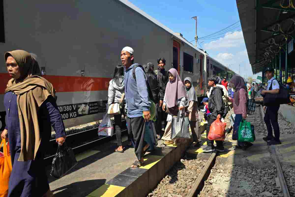 Antusiasme penumpang kereta api terlihat tinggi di Stasiun Madiun menjelang berakhirnya program potongan harga tiket 30% dari KAI, Selasa (29/7/2025).