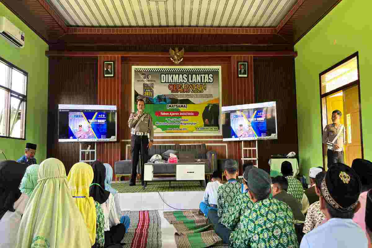 Bripka Dewa Made saat memberikan edukasi kepada para siswa MTsN 4 Blitar tentang pentingnya menjaga kedisiplinan berlalu lintas.
