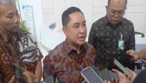 Bpjs ketenagakerjaan apresiasi pg rmi berikan jamsostek terhadap 486 karyawan tetap 1 Dewan pengawas bpjs ketenagakerjaan agung nugroho memberikan keterangan kepada awak media usai menyerahkan apresiasi kepada pt rejoso manis indo (rmi) atas kepatuhan dalam memberikan jaminan sosial ketenagakerjaan kepada seluruh karyawannya, kamis (3/7/2025).