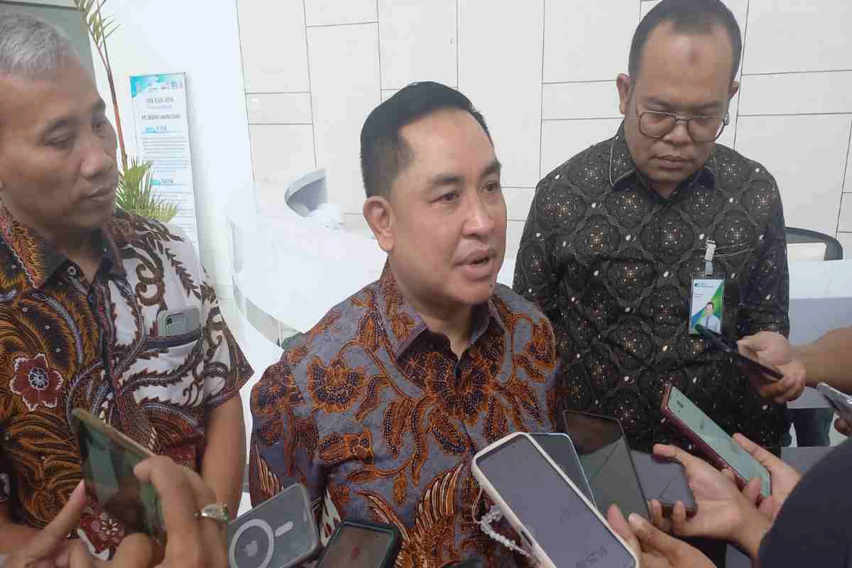 Dewan Pengawas BPJS Ketenagakerjaan Agung Nugroho memberikan keterangan kepada awak media usai menyerahkan apresiasi kepada PT Rejoso Manis Indo (RMI) atas kepatuhan dalam memberikan jaminan sosial ketenagakerjaan kepada seluruh karyawannya, Kamis (3/7/2025).