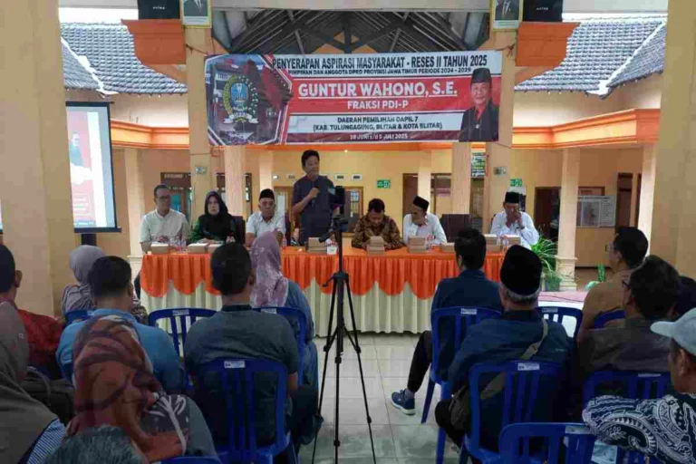 Guntur Wahono, anggota DPRD Provinsi Jawa Timur, menggelar reses masa sidang II tahun 2025 di Kantor Desa Kesamben, Kabupaten Blitar, Jumat (4/7/2025).