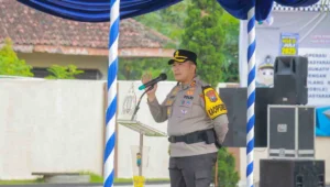 Kapolres blitar launching operasi patuh semeru 2025, fokus pada edukasi dan penegakan disiplin lalu lintas 10 Kapolres blitar, akbp arif fazlurahman, saat menyampaikan amanat dalam apel gelar pasukan operasi patuh semeru 2025 yang digelar di halaman mapolres blitar, senin (14/7/2025).