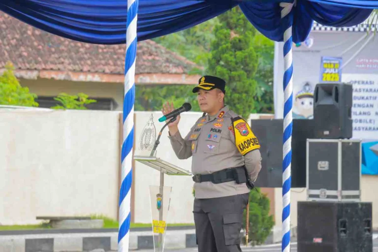 Kapolres Blitar, AKBP Arif Fazlurahman, saat menyampaikan amanat dalam Apel Gelar Pasukan Operasi Patuh Semeru 2025 yang digelar di halaman Mapolres Blitar, Senin (14/7/2025).