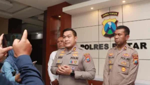Kasus bullying siswa di smpn 3 doko kabupaten blitar berakhir damai, ini isi kesepakatannya 4 Kapolres blitar akbp arif fazlurrahman memberikan keterangan pers terkait penyelesaian kasus perundungan di smp negeri 3 doko, blitar, senin (28/7/2025).