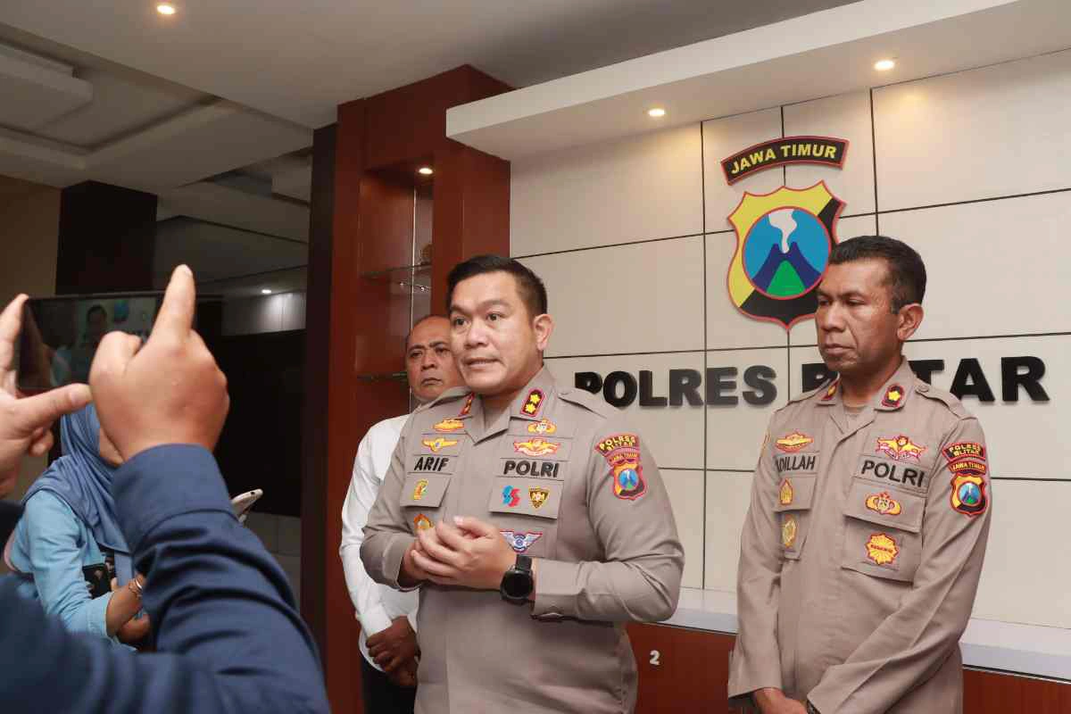Kapolres Blitar AKBP Arif Fazlurrahman memberikan keterangan pers terkait penyelesaian kasus perundungan di SMP Negeri 3 Doko, Blitar, Senin (28/7/2025).