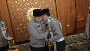 Kapolres blitar berangkatkan dua anggota umroh sebagai bentuk penghargaan atas dedikasi tugas 6 Kapolres blitar, akbp arif fazlurrahman, memberikan salam perpisahan dan doa kepada salah satu personel polres blitar yang akan berangkat umroh, senin (21/7/2025).