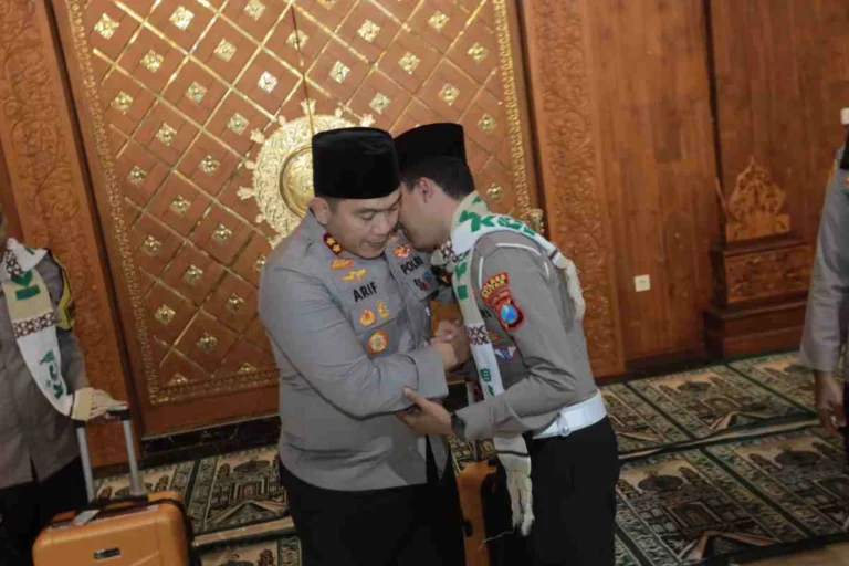 Kapolres Blitar, AKBP Arif Fazlurrahman, memberikan salam perpisahan dan doa kepada salah satu personel Polres Blitar yang akan berangkat umroh, Senin (21/7/2025).