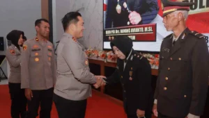 Purna bakti polres blitar, momen haru dan penghargaan bagi anggota 1 Kapolres blitar, akbp arif fazlurrahman, memberikan ucapan selamat kepada personel yang memasuki masa purna bakti dalam acara pelepasan penuh haru dan penghargaan di mapolres blitar, kamis (3/7/2025).