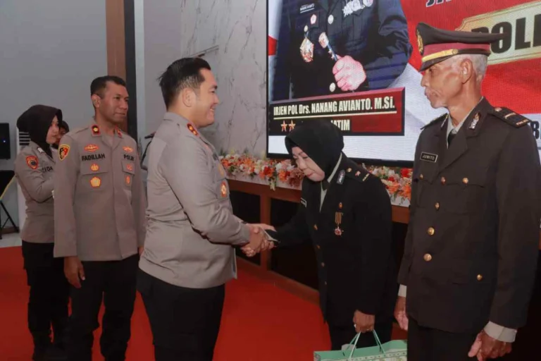 Kapolres Blitar, AKBP Arif Fazlurrahman, memberikan ucapan selamat kepada personel yang memasuki masa purna bakti dalam acara pelepasan penuh haru dan penghargaan di Mapolres Blitar, Kamis (3/7/2025).