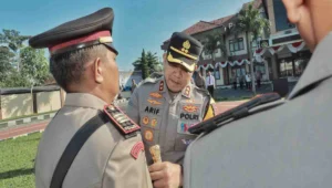 Polres blitar gelar sertijab sejumlah pejabat, kapolres tekankan adaptasi dan dedikasi 9 Kapolres blitar, akbp arif fazlurrahman, memimpin prosesi serah terima jabatan dengan memberikan sebuah lencana kepada salah satu pejabat baru di halaman mapolres blitar, rabu (16/7/2025).