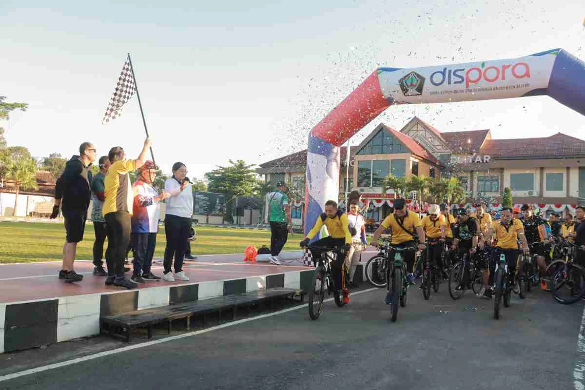 Kapolres Blitar bersama Forkopimda secara resmi melepas peserta gowes dalam rangka memperingati Hari Bhayangkara ke-79, Jumat (11/7/2025).