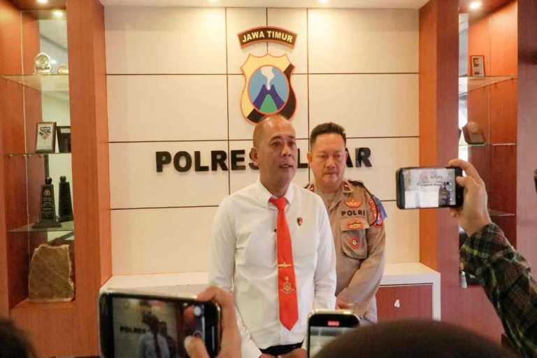 Kasat Reskrim Polres Blitar AKP Momon Suwito Pratomo saat memberikan keterangan terkait kasus dugaan pengeroyokan siswa SMP di Doko Kabupaten Blitar.
