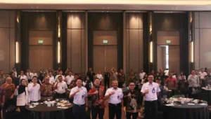 Pt kai daop 7 madiun perkuat legalitas dan akuntabilitas pengelolaan aset negara 1 Peserta seminar "legalitas kuat dan pengelolaan aset pt kai (persero) yang hebat" berfoto bersama usai kegiatan yang diselenggarakan oleh pt kai daop 7 madiun, kamis (24/7/2025)