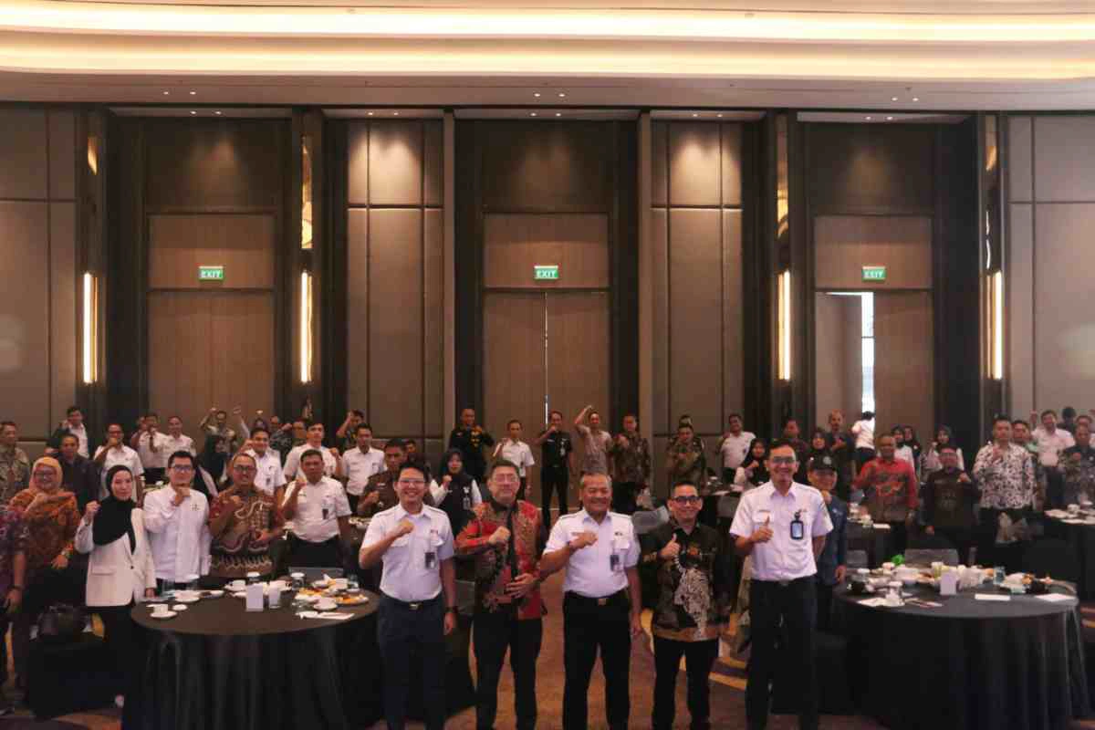 Peserta seminar "Legalitas Kuat dan Pengelolaan Aset PT KAI (Persero) yang Hebat" berfoto bersama usai kegiatan yang diselenggarakan oleh PT KAI Daop 7 Madiun, Kamis (24/7/2025)