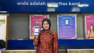 Petugas KAI menunjukkan tampilan aplikasi Access by KAI yang kini mendukung pemesanan tiket hingga 30 menit sebelum keberangkatan, Kamis (1072025).