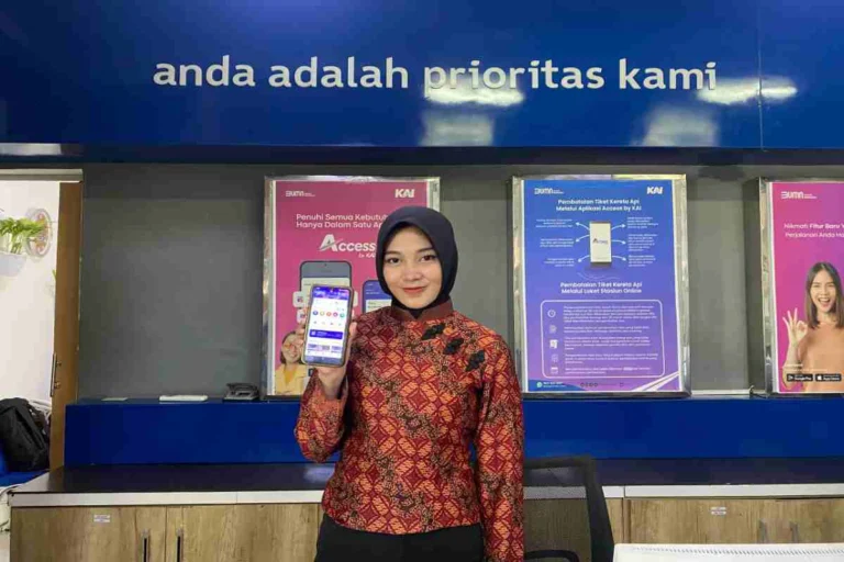 Petugas KAI menunjukkan tampilan aplikasi Access by KAI yang kini mendukung pemesanan tiket hingga 30 menit sebelum keberangkatan, Kamis (1072025).