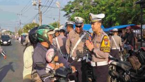 Operasi patuh semeru 2025 resmi dimulai di blitar, satlantas ajak warga tertib berlalu lintas 8 Petugas satlantas polres blitar memberikan imbauan secara humanis kepada pengendara sepeda motor saat pelaksanaan operasi patuh semeru 2025 di salah satu titik razia di kabupaten blitar.