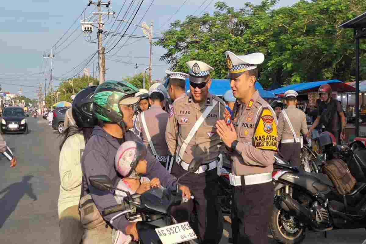 Petugas Satlantas Polres Blitar memberikan imbauan secara humanis kepada pengendara sepeda motor saat pelaksanaan Operasi Patuh Semeru 2025 di salah satu titik razia di Kabupaten Blitar.