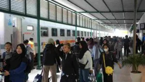 Suasana ramai penumpang di Stasiun Blitar saat libur sekolah tahun 2025.