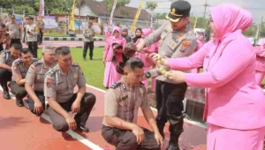 60 personel polres blitar terima kenaikan pangkat, momentum syukur dan dedikasi 1 Suasana saat prosesi penyematan pangkat dipimpin langsung oleh akbp arif fazlurrahman, selasa, (3/7/2025).
