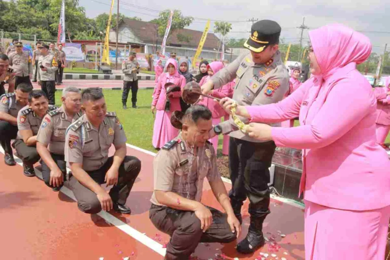 Suasana saat prosesi penyematan pangkat dipimpin langsung oleh AKBP Arif Fazlurrahman, Selasa, (3/7/2025).