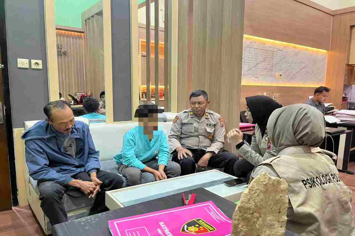 Tim Psikologi Polres Blitar saat memberikan pendampingan trauma healing kepada korban perundungan siswa SMP Negeri 3 Doko, Kabupaten Blitar, Selasa (24/7/2025).