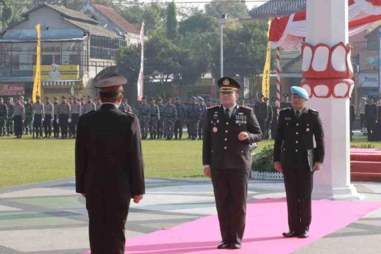 Upacara Hari Bhayangkara ke-79 di Blitar: Kapolres Blitar AKBP Arif Fazlurrahman memimpin jalannya upacara penuh khidmat di halaman Kantor Pemkab Blitar, Selasa (1/7/2025).