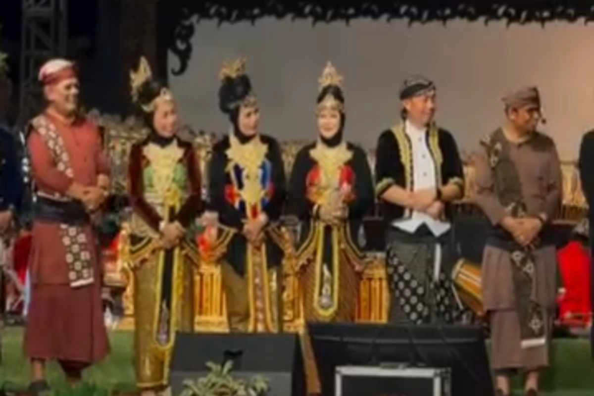 Anggota DPRD Kabupaten Blitar tampil dalam pagelaran seni kolosal 'Dramasoka Caping Gunung' pada Puncak Hari Jadi ke-701 Kabupaten Blitar di Alon-alon Kanigoro.