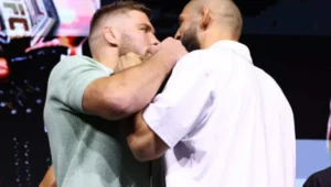 Chimaev dan Du Plessis saling menatap tajam dalam konferensi pers UFC 319 menjelang perebutan sabuk. Sumber: Bloody Elbow