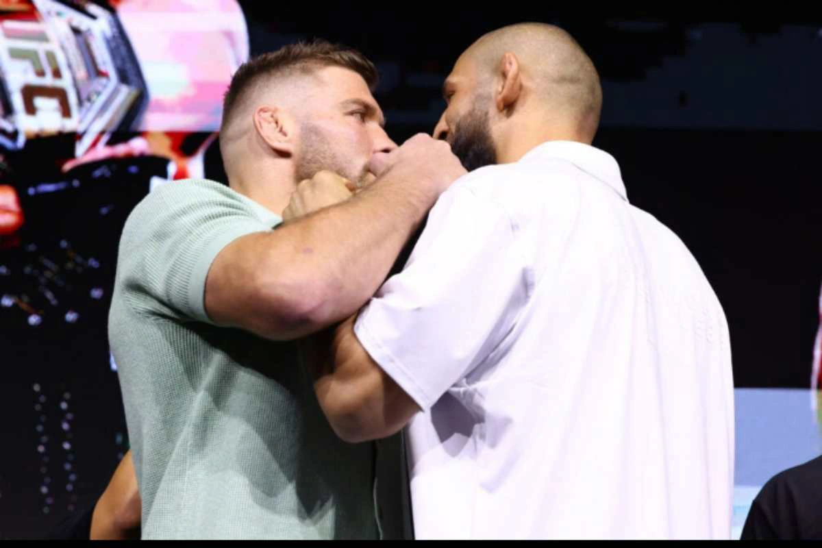 Chimaev dan Du Plessis saling menatap tajam dalam konferensi pers UFC 319 menjelang perebutan sabuk. Sumber: Bloody Elbow