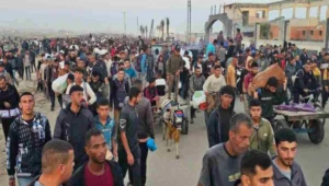 Foto: Antrean warga Gaza menunggu bantuan pangan di salah satu lokasi distribusi — Sumber: Al Jazeera