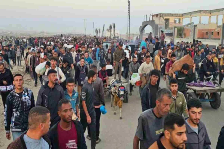 Foto: Antrean warga Gaza menunggu bantuan pangan di salah satu lokasi distribusi — Sumber: Al Jazeera