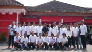Turnamen bupati cup e-sport pertama di blitar, sasar siswa sma sebagai peserta utama 2 Foto bersama jajaran pengurus esi kabupaten blitar dan tim pelaksana dalam rangka persiapan turnamen bupati cup e-sport perdana yang akan digelar di pendopo rhn, 19–21 september 2025