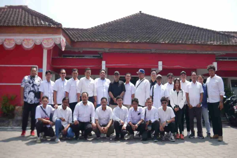 Foto bersama jajaran Pengurus ESI Kabupaten Blitar dan tim pelaksana dalam rangka persiapan Turnamen Bupati Cup E-Sport perdana yang akan digelar di Pendopo RHN, 19–21 September 2025