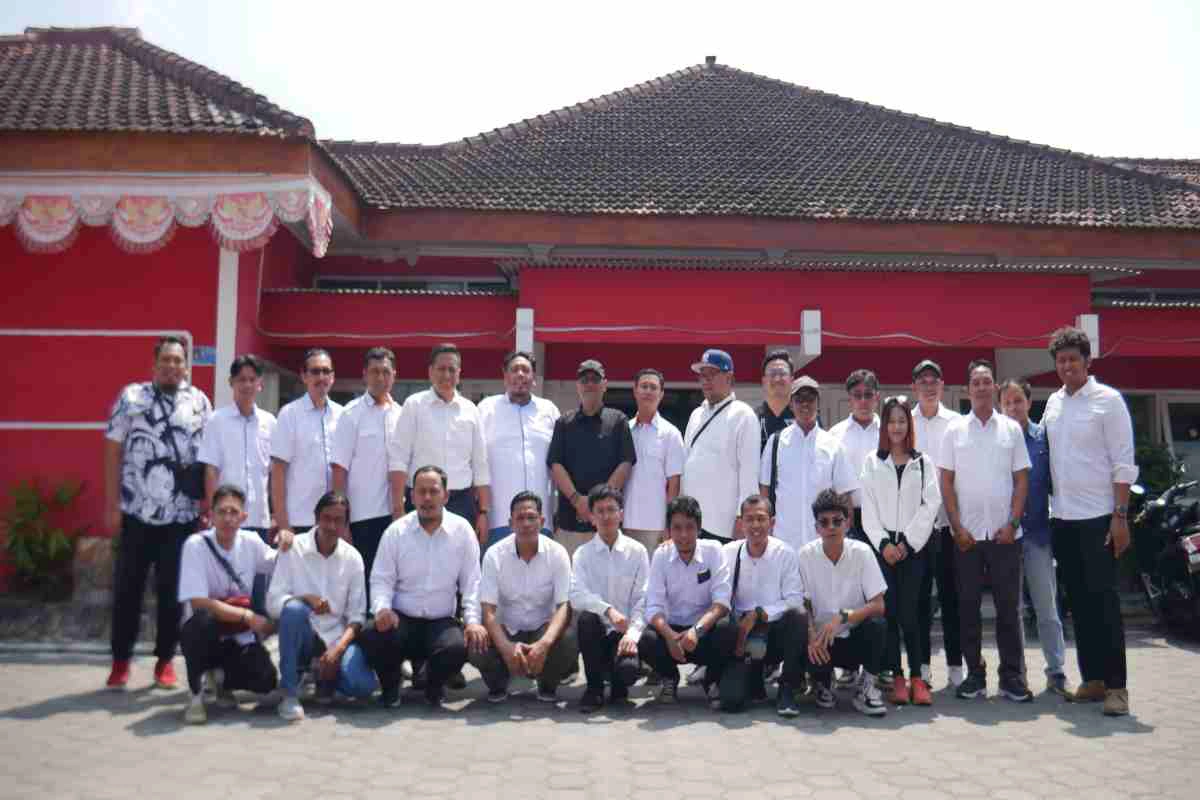 Foto bersama jajaran Pengurus ESI Kabupaten Blitar dan tim pelaksana dalam rangka persiapan Turnamen Bupati Cup E-Sport perdana yang akan digelar di Pendopo RHN, 19–21 September 2025