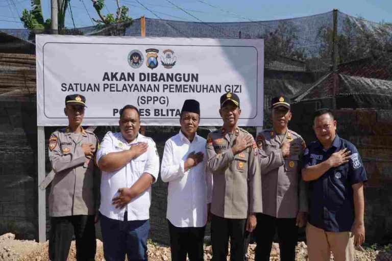 Peletakan batu pertama pembangunan Satuan Pelayanan Pemenuhan Gizi (SPPG) Polres Blitar di Desa Jimbe, Kecamatan Kademangan, Rabu (6/8/2025).