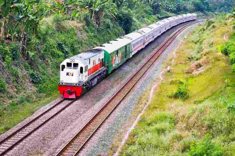 Kereta api melintasi jalur yang telah kembali normal di wilayah Stasiun Pegadenbaru, setelah sebelumnya terjadi gangguan operasional pada KA Argo Bromo Anggrek, Sabtu (2/8/2025).