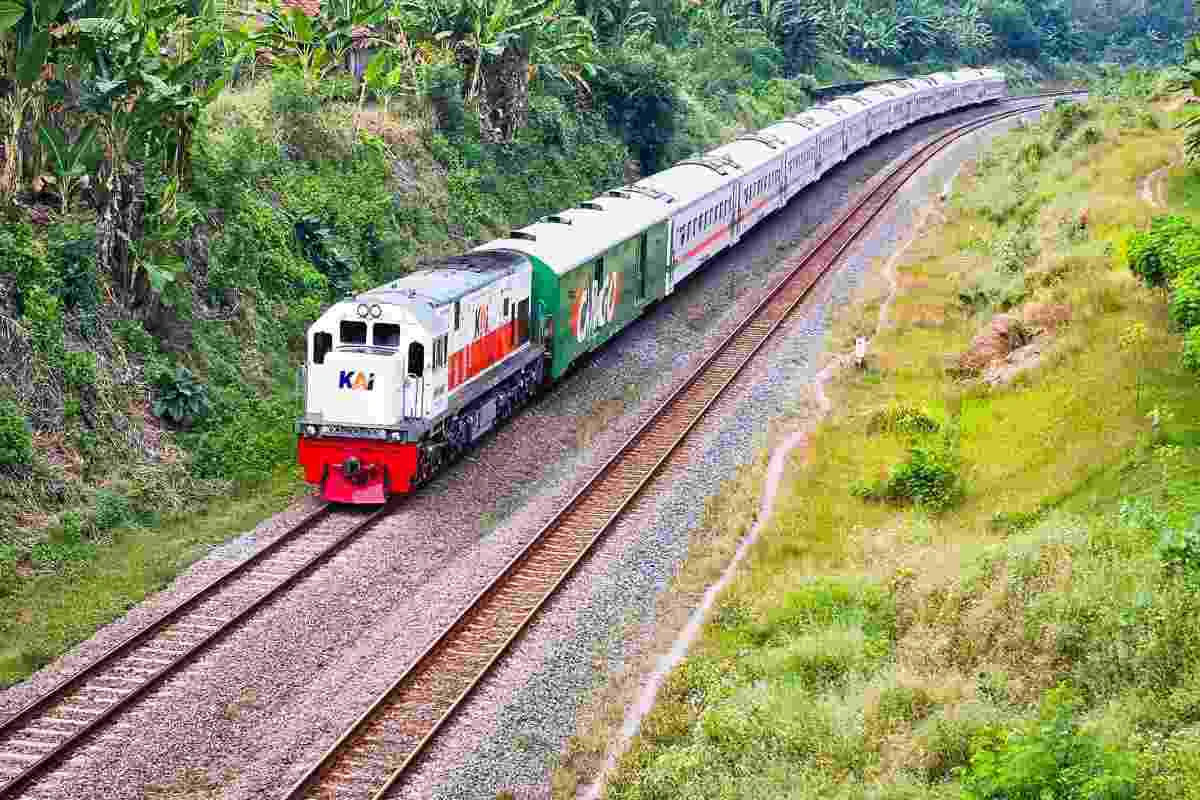 Kereta api melintasi jalur yang telah kembali normal di wilayah Stasiun Pegadenbaru, setelah sebelumnya terjadi gangguan operasional pada KA Argo Bromo Anggrek, Sabtu (2/8/2025).