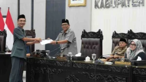 Ketua DPRD Kabupaten Blitar, Supriadi, menerima laporan akhir Ranperda dari Pansus dalam Rapat Paripurna.