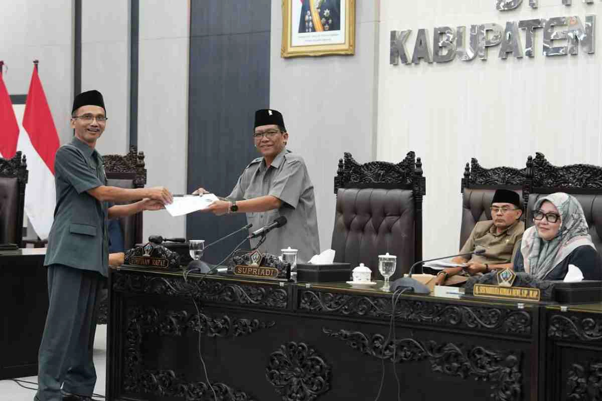 Ketua DPRD Kabupaten Blitar, Supriadi, menerima laporan akhir Ranperda dari Pansus dalam Rapat Paripurna.