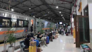 Lonjakan jumlah penumpang kereta api di Daop 7 Madiun tercatat naik 10 persen pada Juli 2025.