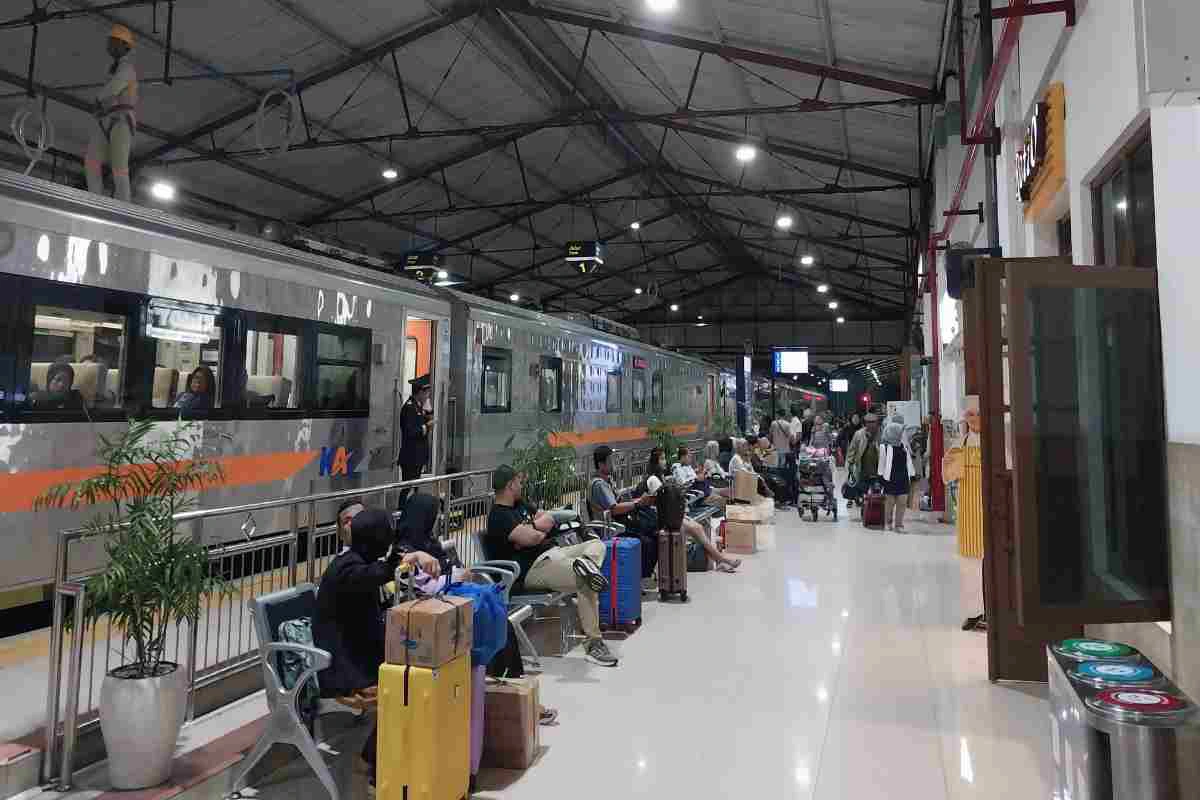 Lonjakan jumlah penumpang kereta api di Daop 7 Madiun tercatat naik 10 persen pada Juli 2025.