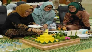 Pemotongan tumpeng, wujud syukur di Malam Tirakatan Hari Jadi Blitar ke-701