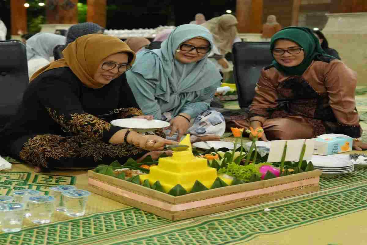 Pemotongan tumpeng, wujud syukur di Malam Tirakatan Hari Jadi Blitar ke-701