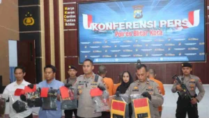 Polres Blitar Kota menghadirkan barang bukti dan tiga tersangka kasus pengeroyokan yang menewaskan seorang pria di Karangsari dalam konferensi pers, Senin (19/8/2025).