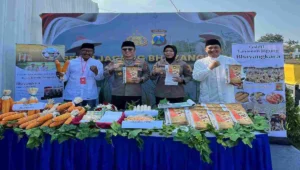 Polri dan pesantren se-jawa timur kompak tanam jagung bhayangkara, dukung ketahanan pangan 1 Polres blitar bersama para kiai menunjukkan benih unggulan jagung bhayangkara di ajang penanaman serentak pesantren se-jawa timur.